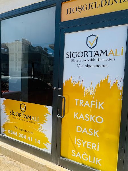 Sigortamali ofis vitrini — trafik, kasko, DASK, iş yeri ve sağlık sigortası